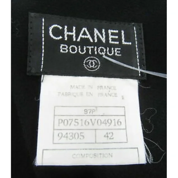 Chanel Boutique 97p black wool a-line knee length skirt w/ gold cc button sz 42